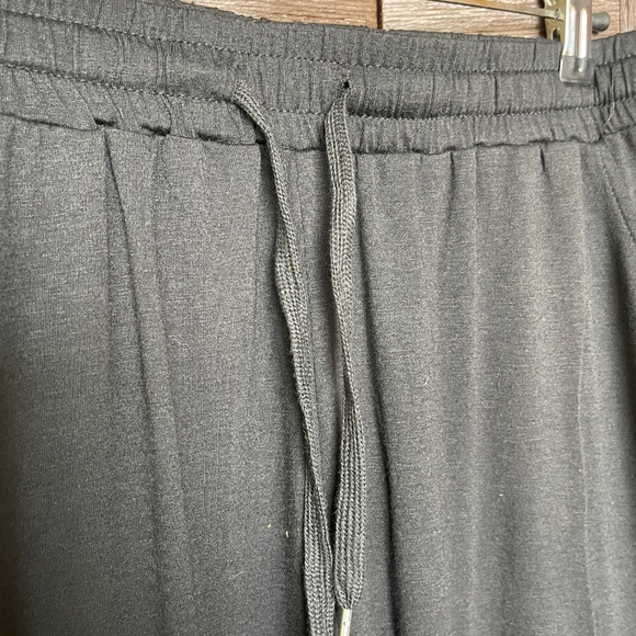 Black & Tan Stripe Two-Piece Lounge Set – Size M - Picture 6 of 7